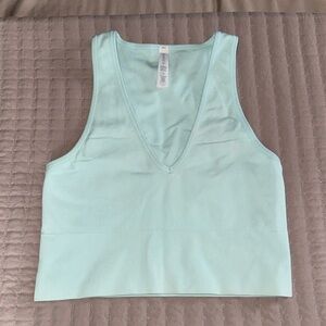 V neck cropped athleta tank top!